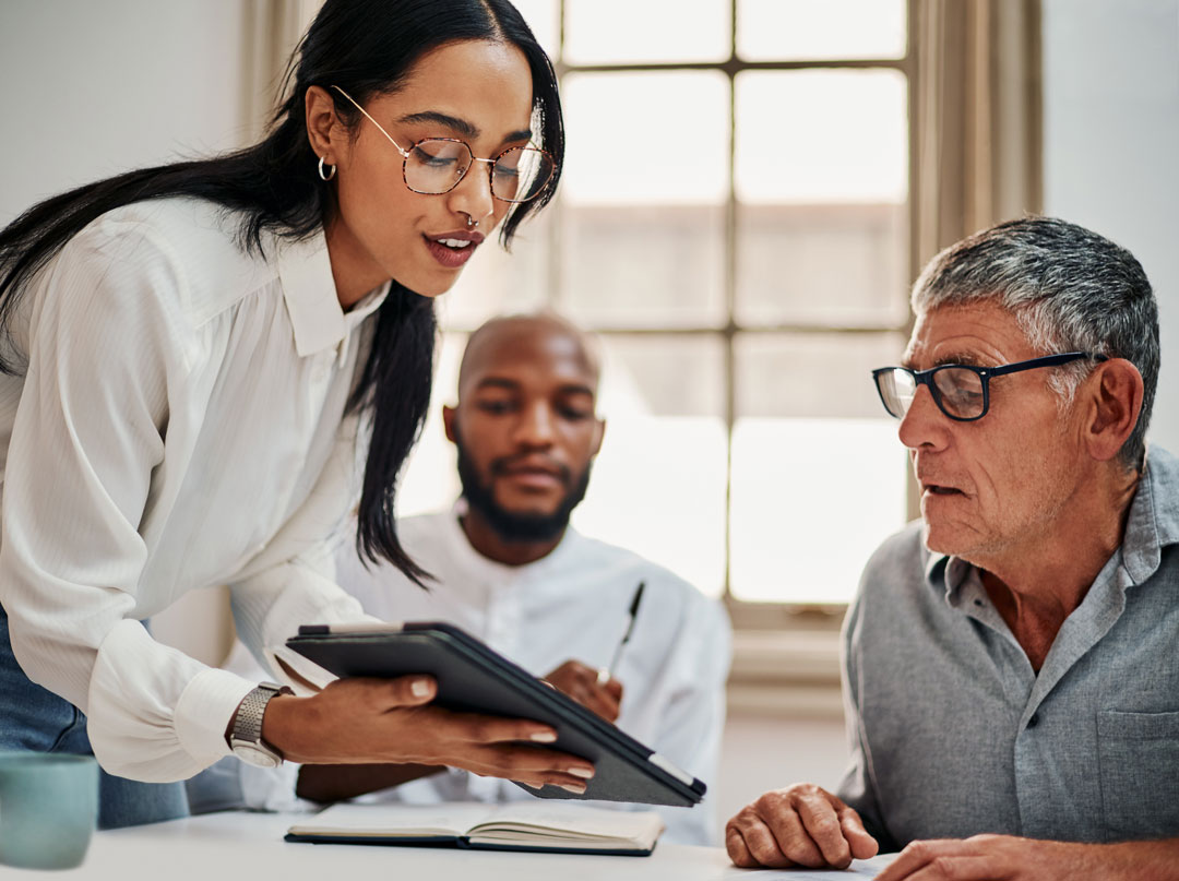 Financial advisor explaining Social Security benefits in a workshop.